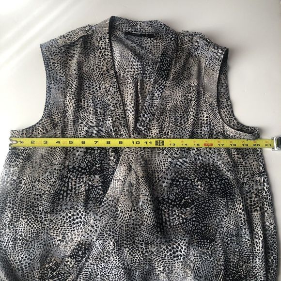Apt9 Snake Skin Print Blouse Size Large Sleeveless V Neck - Picture 4 of 9